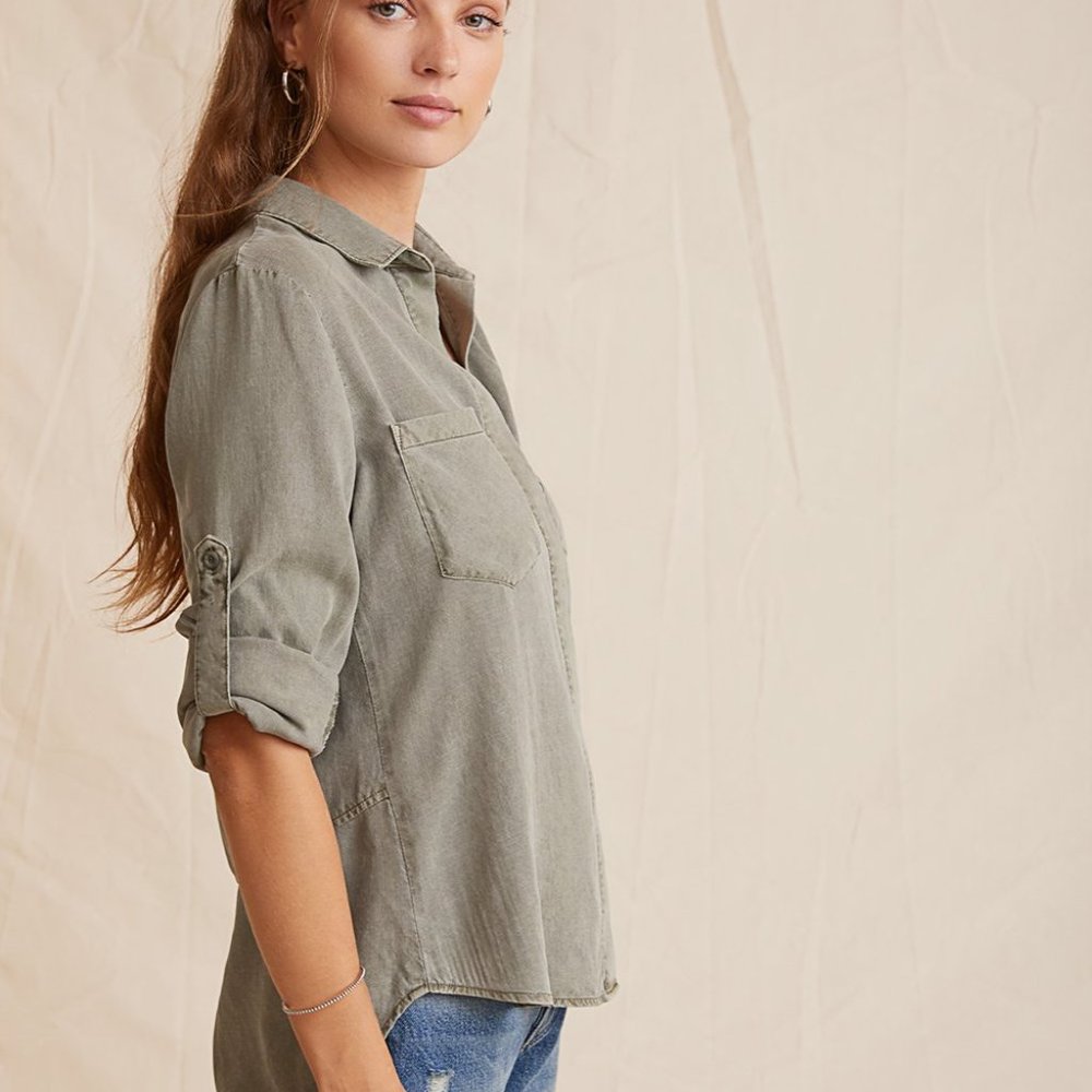NWOT Bella Dahl Split Back Button Down - Picture 2 of 6